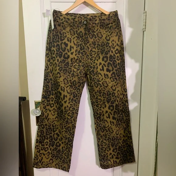 NWT Leopard print jeans - Picture 3 of 3